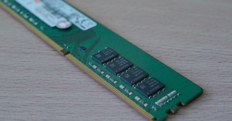 Qual é a diferença entre memória RAM e memória cache?