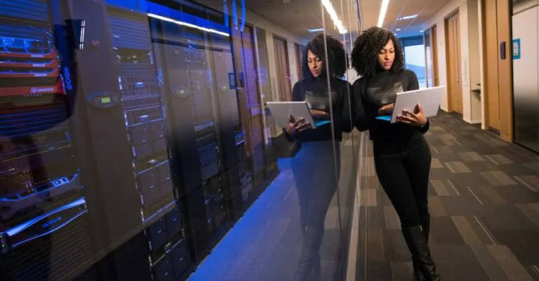 foto de mulher encostada no servidor para o artigo: 10 melhores cargos na área de Tecnologia da Informação